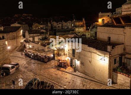 Cannes, France - 19 septembre 2019 : soirée sur la ville de Matera, Italie, avec les lumières colorées soulignant les patios de terrasses de cafés dans le S Banque D'Images