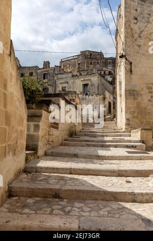 Matera, Italie - 20 septembre 2019: Des escaliers pavés typiques dans une rue latérale alleyway iin the Sassi di Matera un quartier historique dans la ville de Matera Banque D'Images