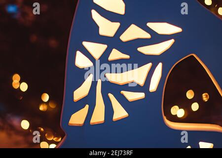 Des guirlandes de lampes sur un support en bois sur la rue. Un banquet de mariage. Banque D'Images