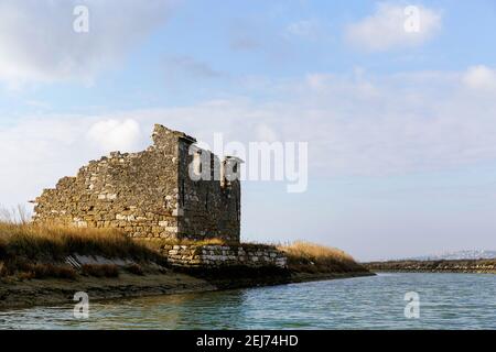 Maison en pierre en ruines dans le parc naturel sel évaporant étangs de Secovlje Piran Istria Slovénie Banque D'Images