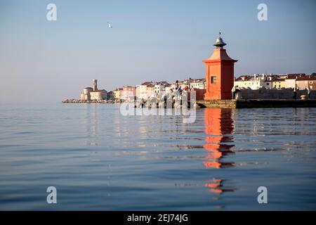 Vieille ville pittoresque de Piran sur la côte adriatique slovène, vue de la mer depuis un kayak, Slovénie, Europe Banque D'Images