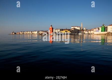 Vieille ville pittoresque de Piran sur la côte adriatique slovène, vue de la mer depuis un kayak, Slovénie, Europe Banque D'Images