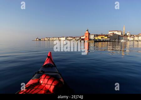 Vieille ville pittoresque de Piran sur la côte adriatique slovène, vue de la mer depuis un kayak, Slovénie, Europe Banque D'Images