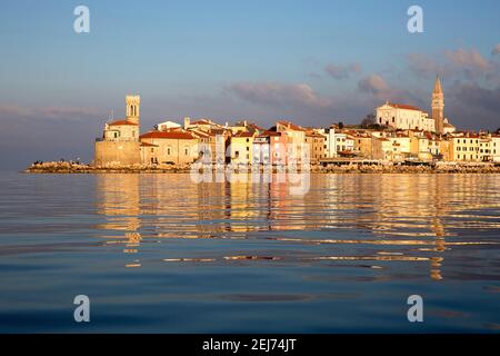 Vieille ville pittoresque de Piran sur la côte adriatique slovène, vue de la mer depuis un kayak, Slovénie, Europe Banque D'Images