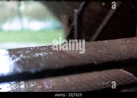 Gouttes de gouttes de pluie sur les marches. Marches marron. Banque D'Images