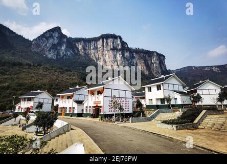 (210222) -- QIANXI, le 22 février 2021 (Xinhua) -- la photo prise avec un téléphone portable montre un site de réinstallation pour les personnes pauvres dans le village de Huawu, comté de Qianxi de Bijie, dans la province de Guizhou, dans le sud-ouest de la Chine, le 20 février 2021. Situé dans la région montagneuse profonde du canton de Xinren Miao de Guizhou, le village de Huawu est célèbre pour ses paysages étonnants. Au cours des dernières années, avec les efforts du gouvernement local, le village développe la plantation, la culture et le tourisme tout en relocalisant les personnes touchées par la pauvreté. Aujourd'hui Huawu a pris un nouveau regard dans la nouvelle année, avec diverses industries saluant boomi Banque D'Images