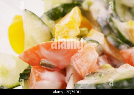 salade de concombre à la tomate et à la crème aigre Banque D'Images