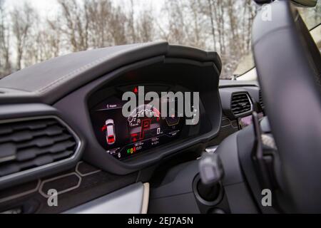 MOSCOU, RUSSIE - DÉCEMBRE 15, 2020: Intérieur de la voiture de luxe Lamborghini Urus. Cuir clair Banque D'Images