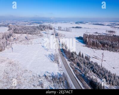 Vue aérienne du paysage hivernal, de la forêt et de la route de la ville de Jihlava, arbres couverts de neige et de gel, Europe, Vysocina, République Tchèque Banque D'Images