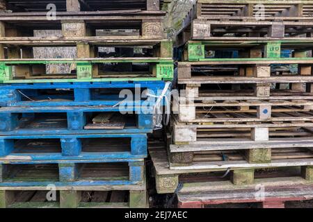 Pile de palettes en bois de couleur aléatoire Banque D'Images