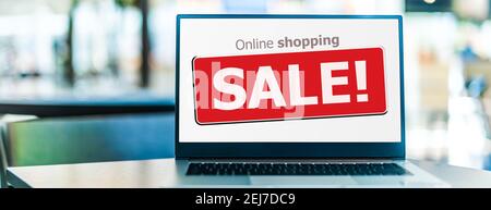 Ordinateur portable affichant un signe de vente commerciale sur le site Web d'achat sur Internet. E-commerce Banque D'Images