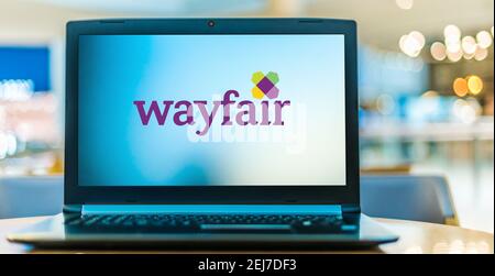 POZNAN, POL - 8 AOÛT 2020: Ordinateur portable affichant le logo de Wayfair, une entreprise américaine de commerce électronique qui vend des meubles et des biens d'habitation Banque D'Images