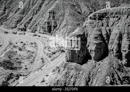 Photo en niveaux de gris de belles montagnes rocheuses le long de la route à Borrego Springs, Californie Banque D'Images