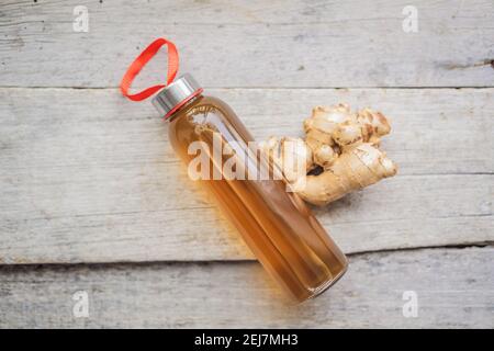 Ginger Ale - boisson probiotique bio au citron et au gingembre maison ou Kombucha, espace de photocopie Banque D'Images