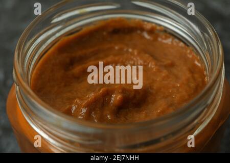 Pot en verre avec caviar de courge, gros plan Banque D'Images