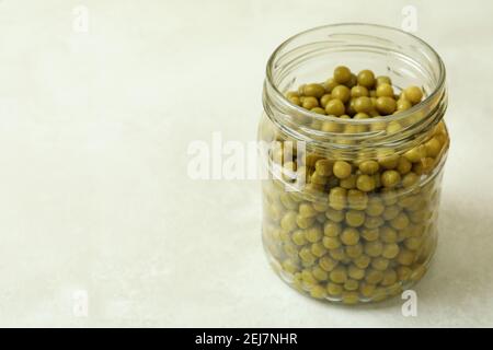 Pot de pois en conserve sur fond blanc texturé Banque D'Images