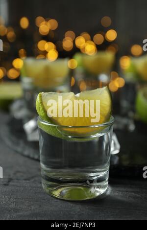 Concept de boisson de fête avec des doses de vodka et floue feux Banque D'Images