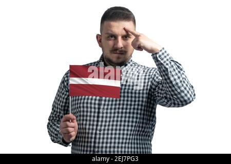 Homme blanc tenant un drapeau de la Lettonie et un doigt touche le temple sur la tête isolée sur un fond blanc. Banque D'Images