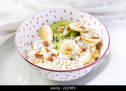 Fromage cottage avec bananes, kiwi. Petit déjeuner diététique pour l'été. Concept écologique. Banque D'Images