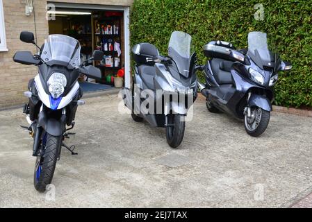 Trois motos japonaises garées en voiture au Royaume-Uni Banque D'Images