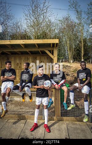 Les joueurs de Leeds réfugiés se réchauffent pour leur match contre les réfugiés de Barnsley porter football accueille les T-shirts sur le terrain d'entraînement, Wetherby. Banque D'Images