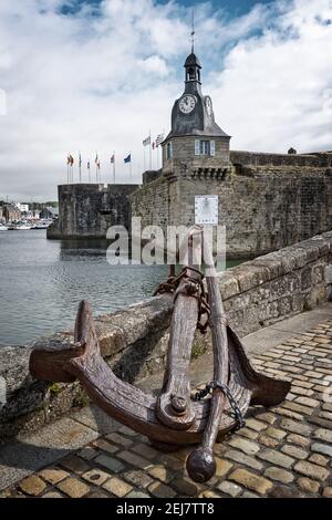 Ancienne ancre rouillée à l'entrée de la ville fermée de Concarneau dans le Finistère, Bretagne, France Banque D'Images