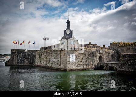 Vue sur la ville fermée de Concarneau dans le Finistère, Bretagne, France Banque D'Images