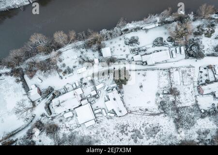 Vue aérienne de haut en bas sur les rives de la rivière enneigée. La vue panoramique permet de capturer les rives et les bâtiments de la rivière Severn. Banque D'Images