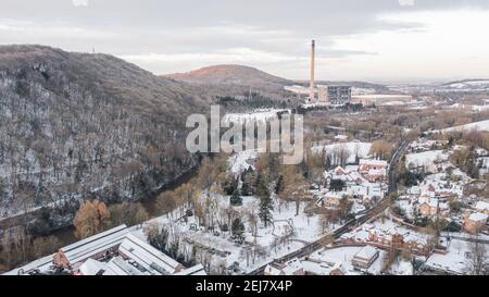 Tir de drone de haute altitude au-dessus de la neige a dépoussiéré la ville historique d'Ironbridge à Shropshire, Royaume-Uni. En regardant vers la centrale électrique anabdonée le long des rives de la rivière Banque D'Images