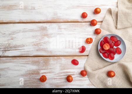 Bonbons à la tomate en gelée sur fond de bois blanc et toile de lin. Espace pour copier, vue de dessus, plat. Banque D'Images