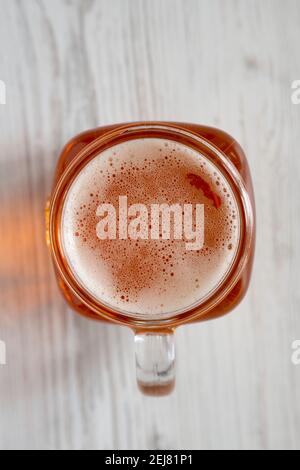Boule de cidre de pomme dure dans un pot en verre Mug sur tissu, vue de dessus. Pose à plat, en hauteur, par le dessus. Banque D'Images