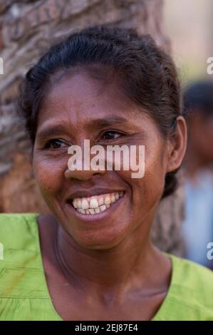 Femme d'âge moyen souriante, village de Lewaling, île Lembata, à l'est de Flores, îles Lesser Sunda,Indonésie Banque D'Images