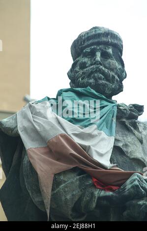 Photo verticale de la célèbre statue de bronze Giuseppe Garibaldi avec un drapeau italien à Parme, Italie Banque D'Images