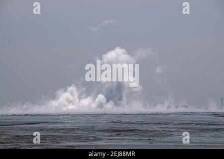 Geyser d'écoulement de boue et catastrophe environnementale de lac de boue qui se sont développés après l'incident de forage, Porong Sidoarjo, près de Surabaya, Java-est, Indonésie Banque D'Images