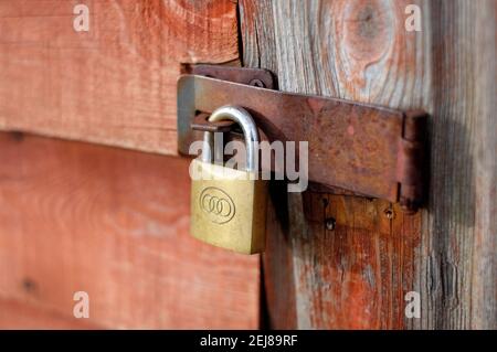 cadenas en métal sur un ancien hangar de jardin en bois d'œuvre, norfolk, angleterre Banque D'Images