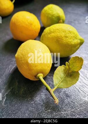 Les citrons frais sont sur la table de cuisine en pierre noire. Vue de dessus avec espace de copie, plan de travail. Banque D'Images