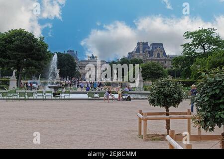 Paris, France, juin 22 : les Parisiens et les invités de la ville se reposent près d'un étang dans le jardin des Tuileries sur le fond du Louvre dans un cadre lumineux Banque D'Images