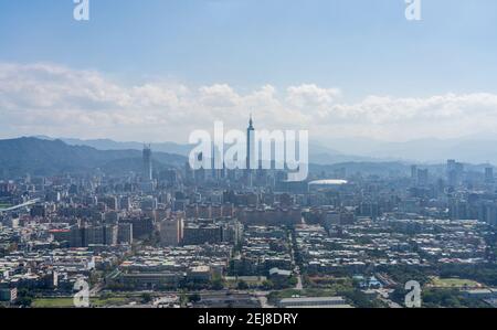 Vue aérienne de la ville de Taipei par temps ensoleillé. Horizon de la ville de Taipei, Taïwan. Banque D'Images