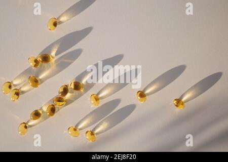Capsules de vitamine D sur la table blanche Banque D'Images