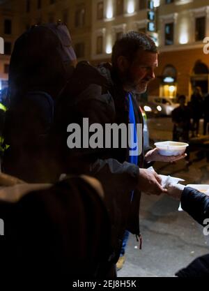 Rome, Italie. 28 février 2017. 28 février 2017 : Père Konrad Krajewski pendant la distribution des repas aux pauvres à la gare Termini avec des volontaires crédit: Agence de photo indépendante/Alamy Live News Banque D'Images