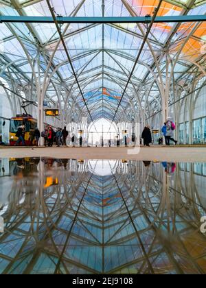 Lodz, Pologne - février 22 2020 la gare d'Unicorn se reflète dans une petite flaque Banque D'Images