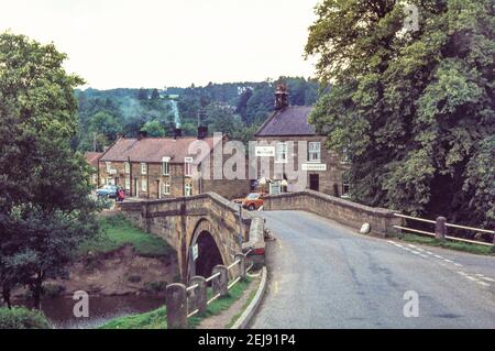 1978 Lealholm est un petit village de la paroisse civile de Glaisdale, dans le Borough de Scarborough, dans le North Yorkshire, en Angleterre. Le village est typique de ceux que l'on trouve partout dans les North York Moors qui longent les principales routes le long des fonds de la vallée. Il est principalement construit en pierre locale avec des toits en tuiles ou en ardoise. La maison publique Board Inn - une ancienne auberge de coaching est sur la droite au-dessus du petit pont sur la rivière Esk - date du XVIIIe siècle, et est la seule maison publique dans le village Banque D'Images