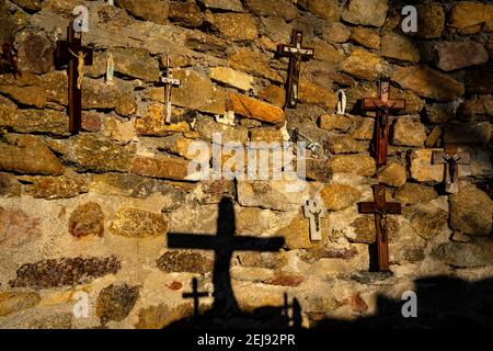 Ombre de la croix - Église Saint-Clément de la Serra - une église en ruines du XIe siècle, entre Cornella de Conflent et Fulla, sur le Colle d Banque D'Images