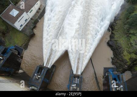 Décharge du barrage de Fronhas pendant la période d'inondation, février 2021 - vue de dessus Banque D'Images