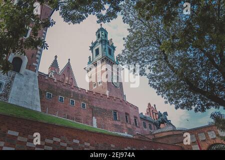 Murs défensifs du château royal de Wawel à Cracovie. Banque D'Images