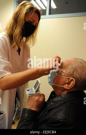 Consultation en ophtalmologie après blépharoplastie Banque D'Images