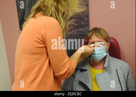 Consultation en ophtalmologie après blépharoplastie Banque D'Images