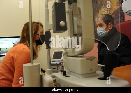 Consultation en ophtalmologie après blépharoplastie Banque D'Images