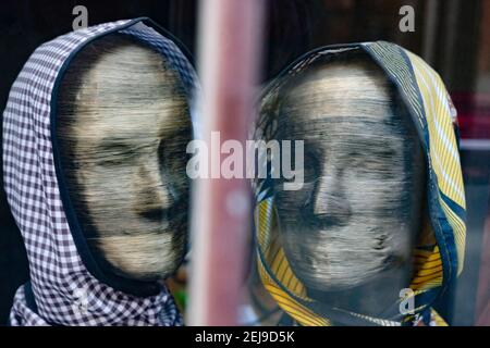 Des mannequins dans une vitrine Banque D'Images