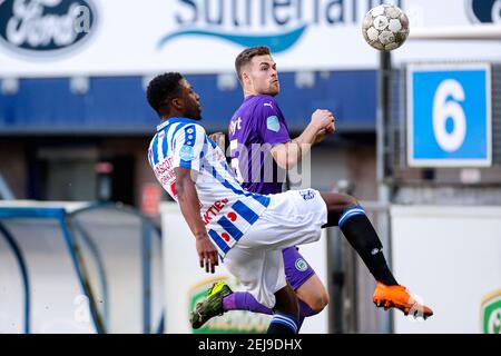 HEERENVEEN, PAYS-BAS - FÉVRIER 21 : Sherel Floranus de SC Heerenveen, Gabriel Gudmundsson du FC Groningen pendant le match hollandais entre Eredivisie Banque D'Images